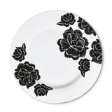 Plato trinche de porcelana en blanco con flores negras de la colección Identidad diseñada por Sofía Aspe Interiorismo para Zash