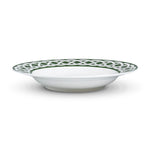 Plato sopero de porcelana blanco con orilla decorada en verde, de la colección Identidad diseñada por Sofía Aspe Interiorismo para Zash