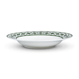 Plato sopero de porcelana blanco con orilla decorada en verde, de la colección Identidad diseñada por Sofía Aspe Interiorismo para Zash