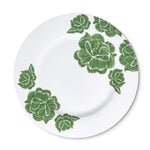 Plato trinche de porcelana blanca con flores verdes, de la colección Identidad diseñada por Sofía Aspe para Zash