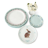 Set de Vajilla Spring Bunny con 4 Platos Trinche con Borde de Flores, 4 Platos para Ensalada con Conejo y 4 platos para Pan con Guirnalda de Flores.