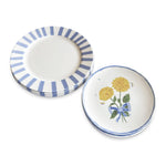 Set de vajilla Blue flower con platos trinche con rayas azules y plato de ensalada con ilustración de dalias y listón azul, marca Zash