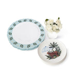 Set de vajilla con platos trinche con borde azul con hojas de olivo y plato de ensalada con leopardo y sombrilla, 8 piezas.