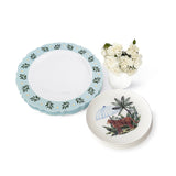 Set de vajilla con platos trinche con borde azul con hojas de olivo y plato de ensalada con leopardo y sombrilla, 8 piezas.