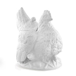 Sopera de cerámica blanca con tapa en forma de gallina con sus pollitos, marca Bordallo Pinheiro