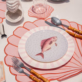 Set de Vajilla con Platos Trinche Candy Cane Rayas Rosas y Platos de Ensalada Puntitos y Pez. Set para 4 personas