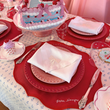 Set de Mantelería con Individuales Mystic de Algodón Rojo con Bordado "Para siempre" y Servilletas Bow en Lino Blanco Bordado con Moño Ivory. Para 4 personas