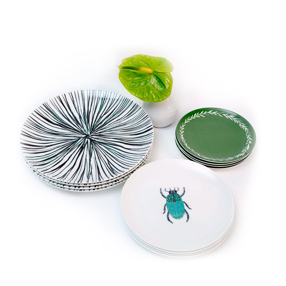 Set vajilla Mérida de la marca Zash. Plato trinche rayas verdes, plato ensalada con escarabajo, plato de pan verde con guirnalda