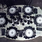 Set Vajilla Culebra en Blanco con 4 Platos Trinche Blancos con Rayas Negras, 4 Bowls Blancos con Rayas Negras y 4 Platos de Ensalada de Culebra. Total 12 piezas