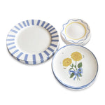 Set de vajilla Blue Flower de porcelana con platos trinche con rayas azules, platos de ensalada con Dalias Amarillas y listón azul, y platos de pan con ondas azul y amarillo, marca Zash