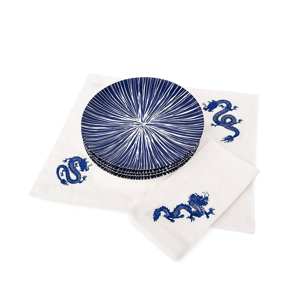 Set de mantelería de dragon con platos trinche azules con rayas blancas