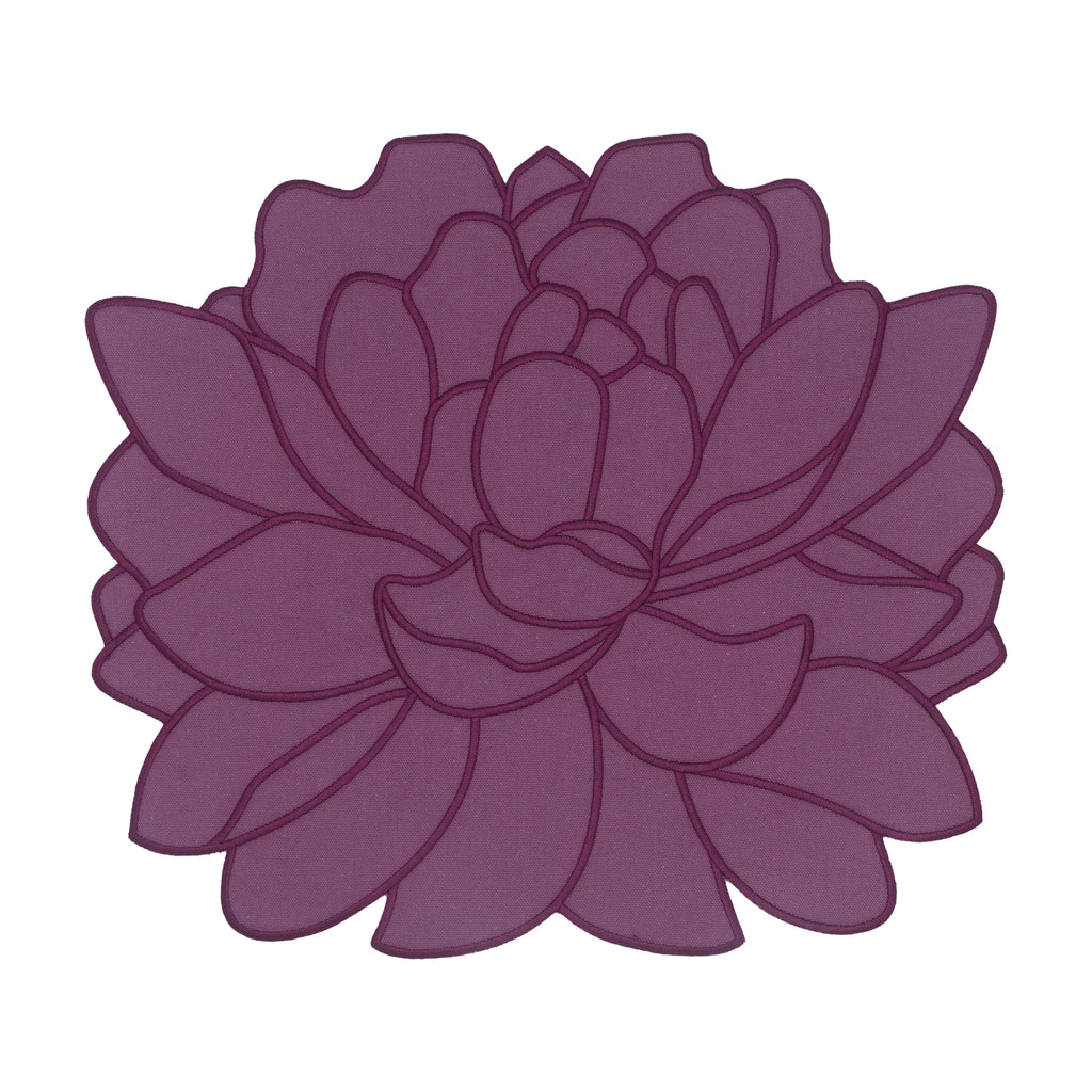 Mantel individual en forma de flor color morado berenjena con orilla bordada.