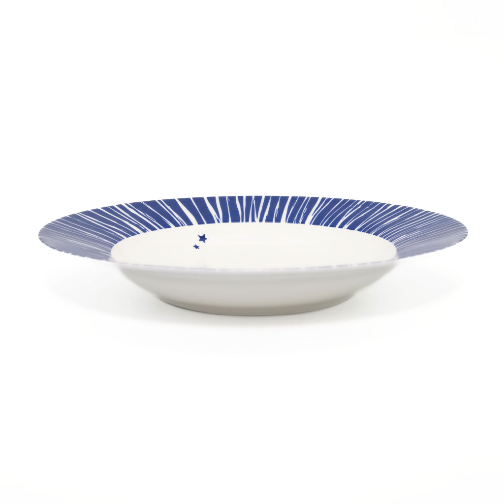 Plato sopero con orilla azul con rayas blancas de porcelana marca Zash
