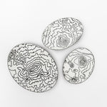 Set de 3 platos para servir con ilustreación de mapa topográfico de volcanes, marca Zash