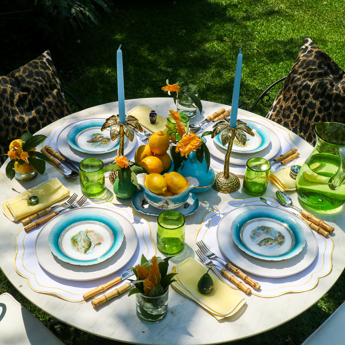 Tablescape exterior en amarillo y azul