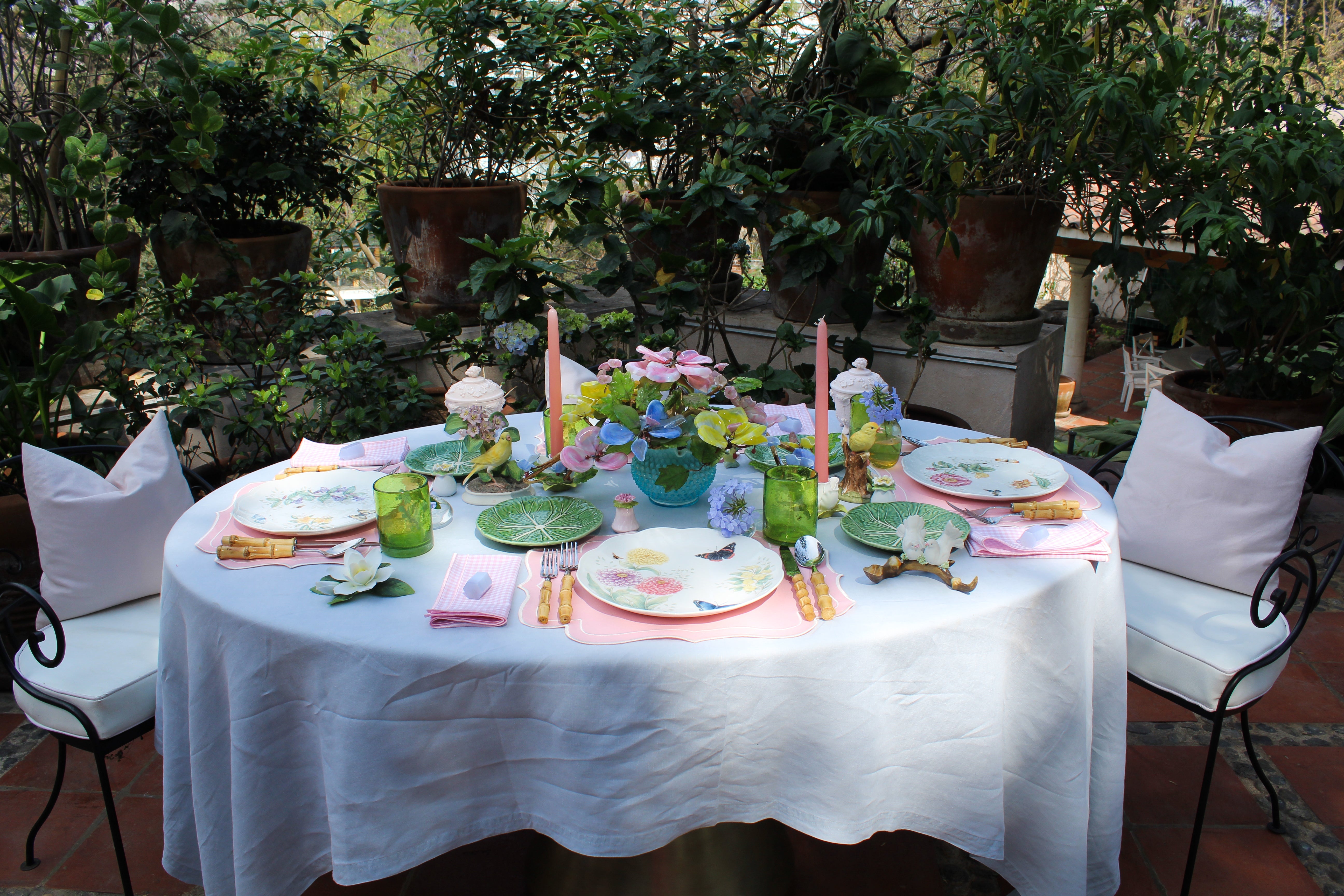 Tablescape de primavera, tonos rosas y florales.