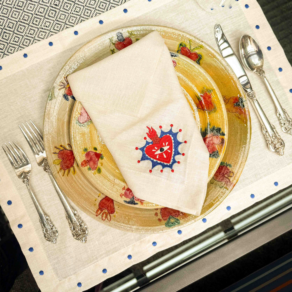 Vajilla y mantel de la colección milagritos Zash Store decoración de mesa con motivos tradicionales mexicanos