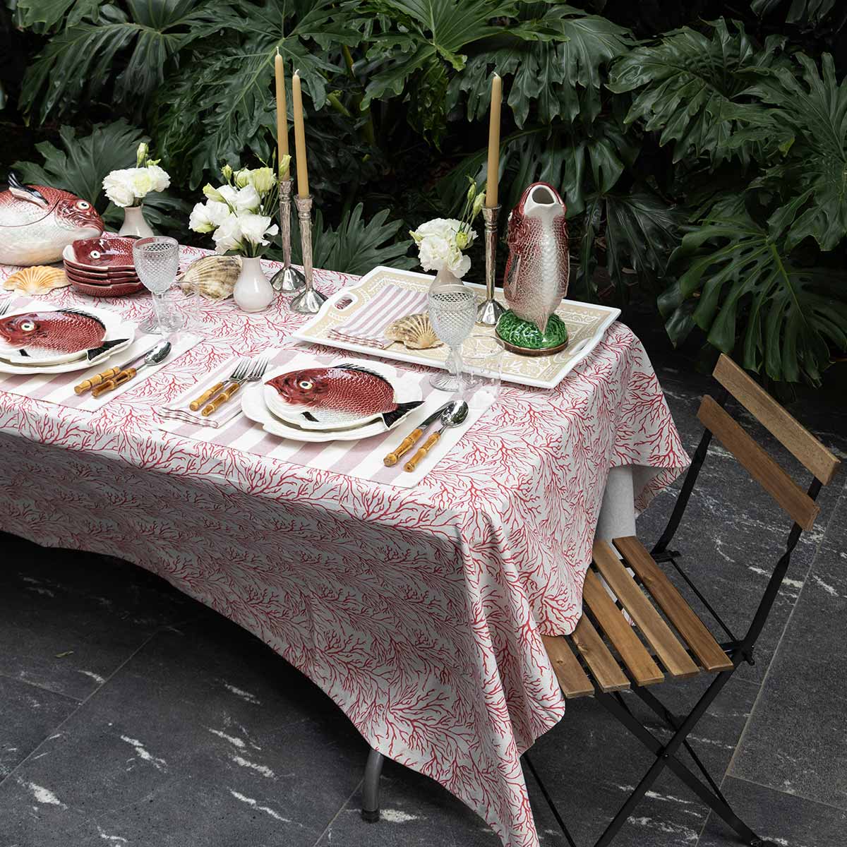 Mesa de playa, platos de pez, mesa en terraza, mesa de playa en ciudad