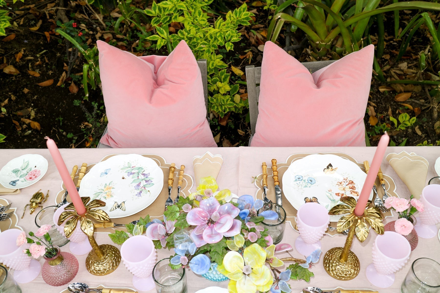 Tablescape de primavera, tonos rosas y florales.