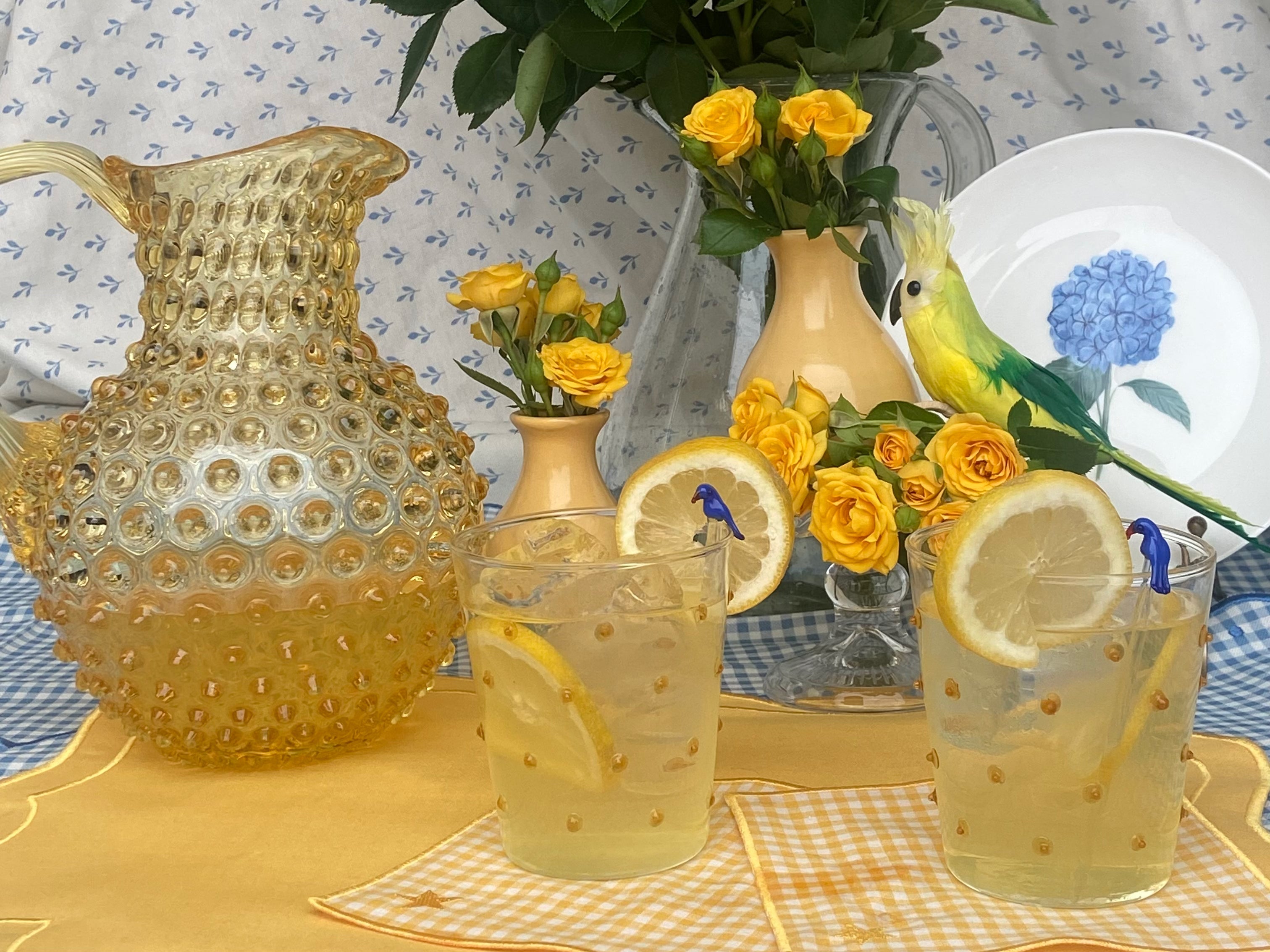 Limoncello spritz, summer drink, bebida de verano, bebida limón amarillo, jarra hobnail amarilla