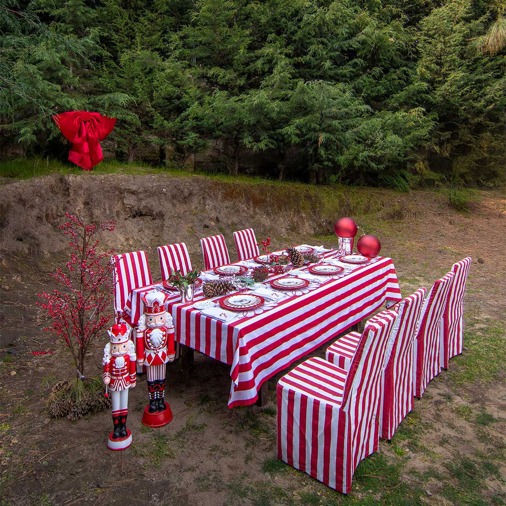 Set Mantelería Nochebuena: Individual Blossom en Lino Blanco con Orilla Bordadada en Rojo y Servilleta en Lino Blanco con Candy Cane Bordado. Set para 4 personas.