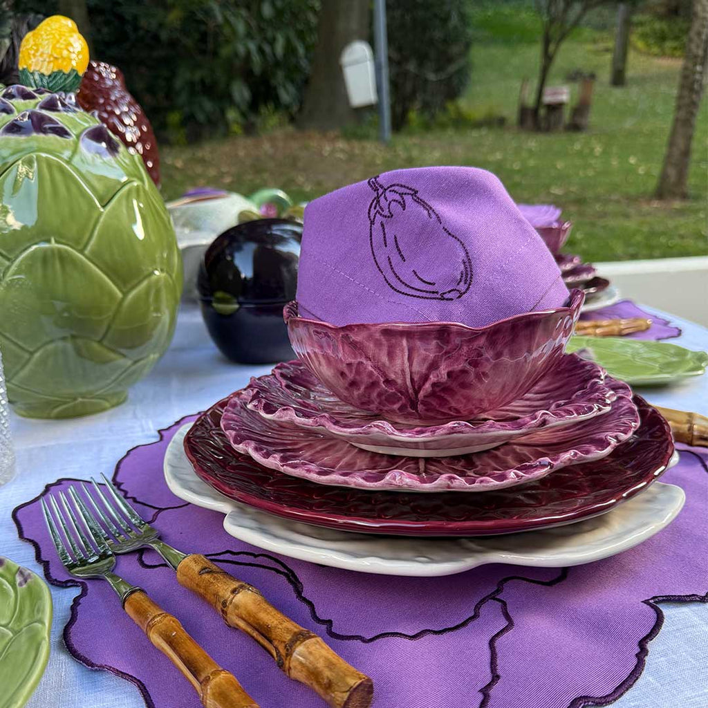 Set de Mantelería con Individuales Veggies en Algodón Morado Bordado de Repollo y Servilletas Veggies en Algodón Morado Bordado con Verduras. Para 4 personas