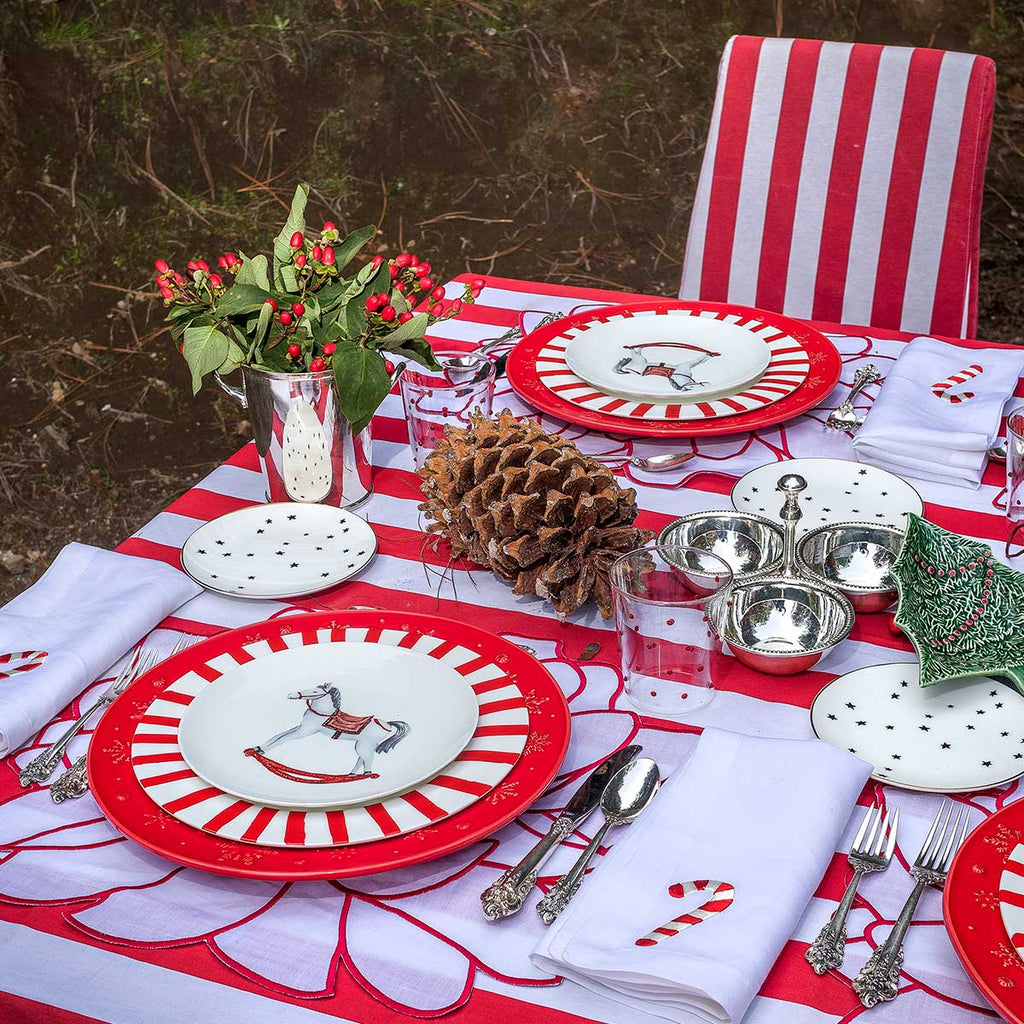 THE RED CHRISTMAS ZASHPACK: 
Set de 4 Individuales Blossom en Lino Blanco con Orilla Bordadada en Rojo, 4 Servilletas en Lino Blanco con Candy Cane Bordado y 4 Platos para Ensalada con Caballito mecedora