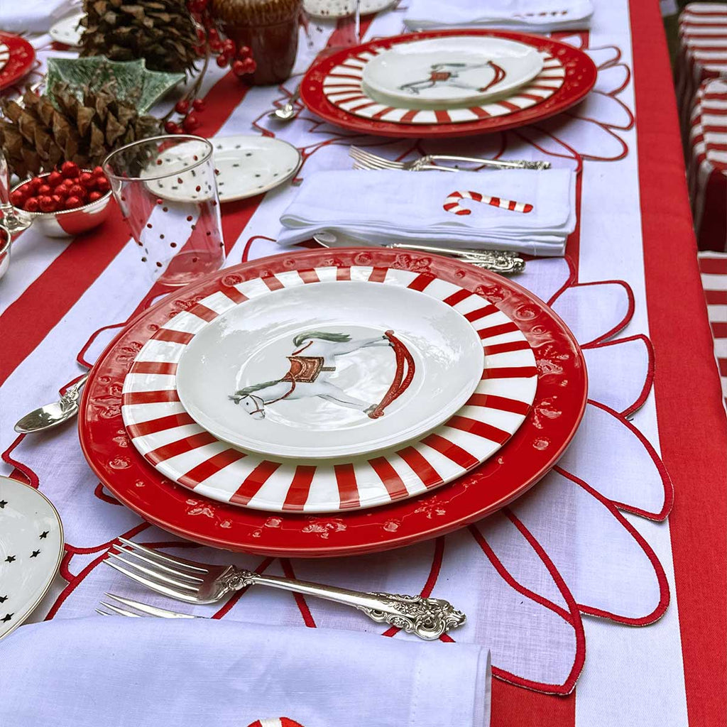 THE HAPPY HOLIDAYS ZASHPACK: Set de 4 Servilletas en Lino Blanco con Motivo de Candy Cane y 4 Platos para Ensalada con Caballito mecedora