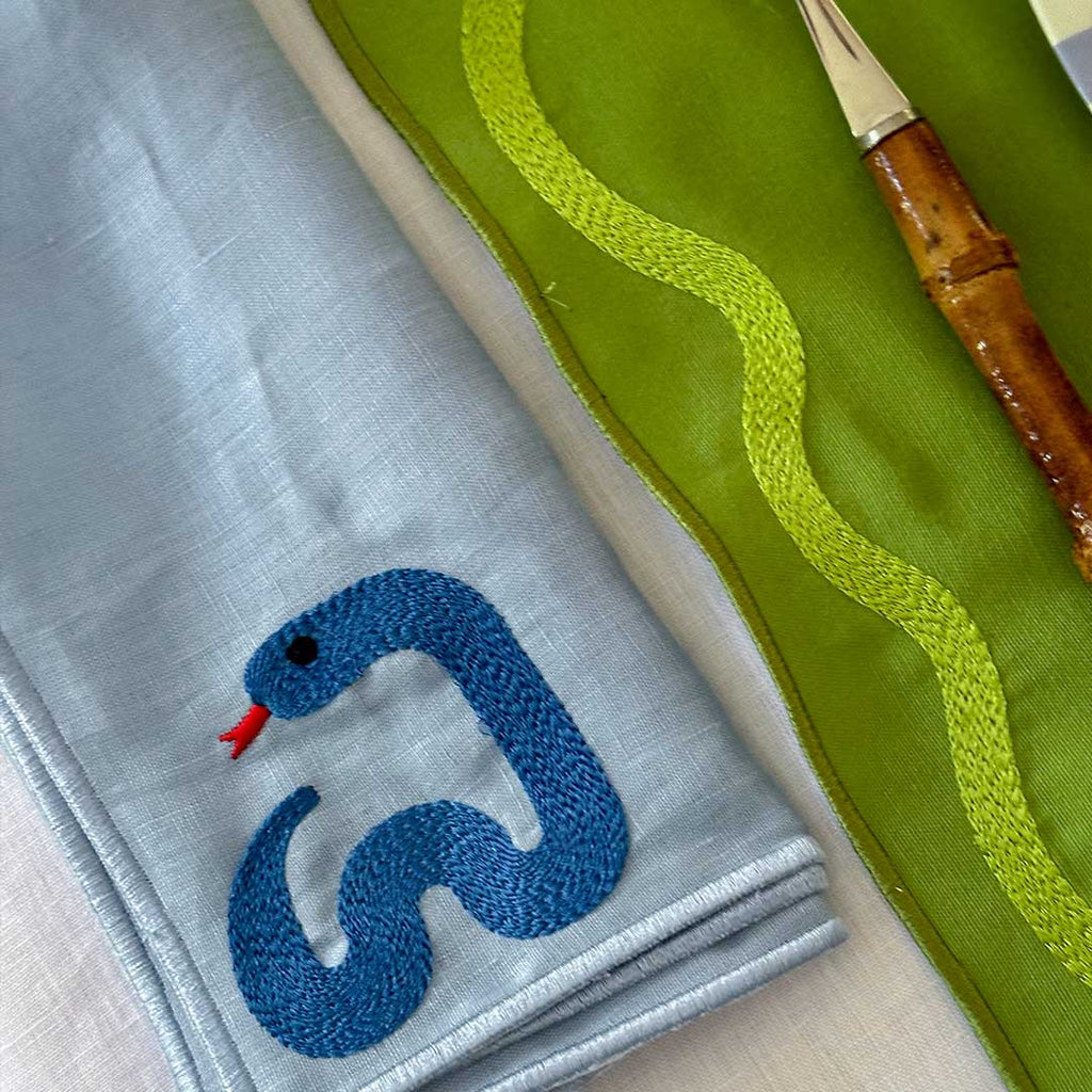 Set de Mantelería con Individuales y Servilletas Culebra de Colores Bordado con una Serpiente. Para 4 personas