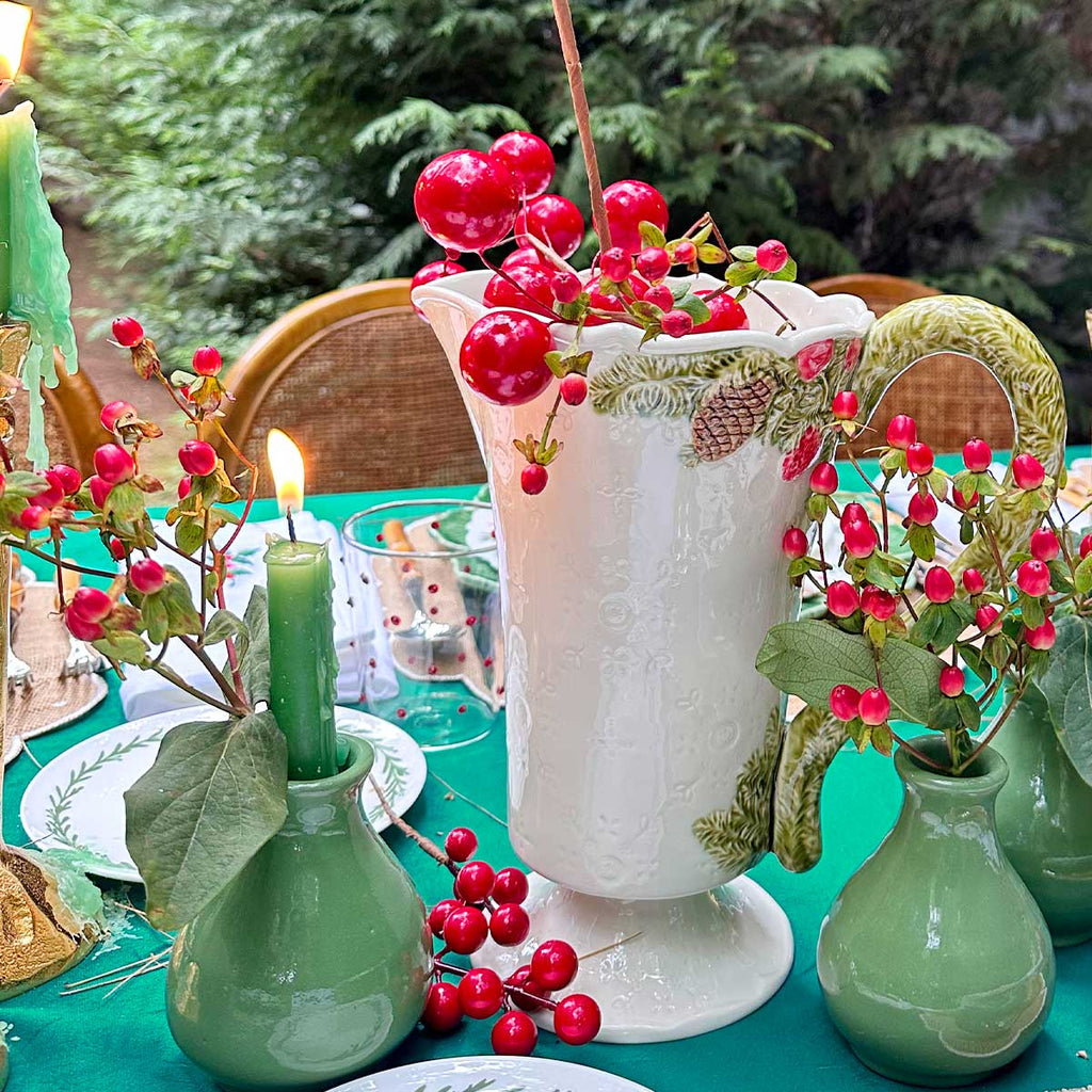 Jarra Navideña con Decoración de Pinos y Fresas de Bordallo Pinheiro