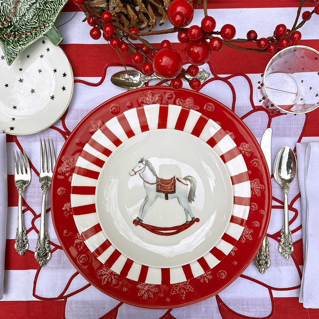 Set Mantelería Nochebuena: Individual Blossom en Lino Blanco con Orilla Bordadada en Rojo y Servilleta en Lino Blanco con Candy Cane Bordado. Set para 4 personas.