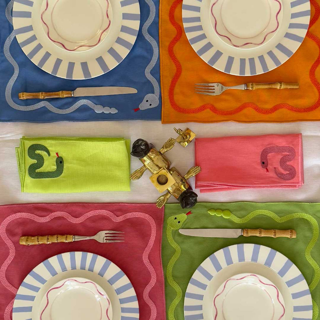 Set de Mantelería con Individuales y Servilletas Culebra de Colores Bordado con una Serpiente. Para 4 personas