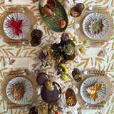 Individual Big Daisy de Yute con Orilla Bordada en Ivory y Servilleta en Lino Color Crudo con Bordado de Pajarito. Set para 4 personas