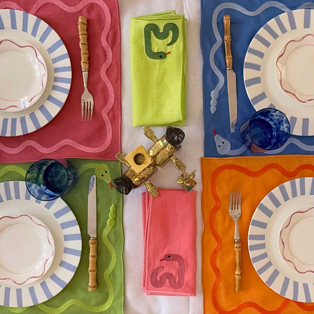 THE RATTLESNAKE ZASHPACK: Set de Mantelería con Individuales y Servilletas de Culebra en Colores, 4 Platos Trinche Candy Cane Azul Claro y 4 Platos para Pan con Ondas en Rojo y Anillo Rosa.