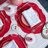 Set de Mantelería con Individuales Mystic de Algodón Rojo con Bordado "Para siempre" y Servilletas Bow en Lino Blanco Bordado con Moño Ivory. Para 4 personas
