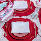 Set de Mantelería con Individuales Mystic de Algodón Rojo con Bordado "Para siempre" y Servilletas Bow en Lino Blanco Bordado con Moño Ivory. Para 4 personas