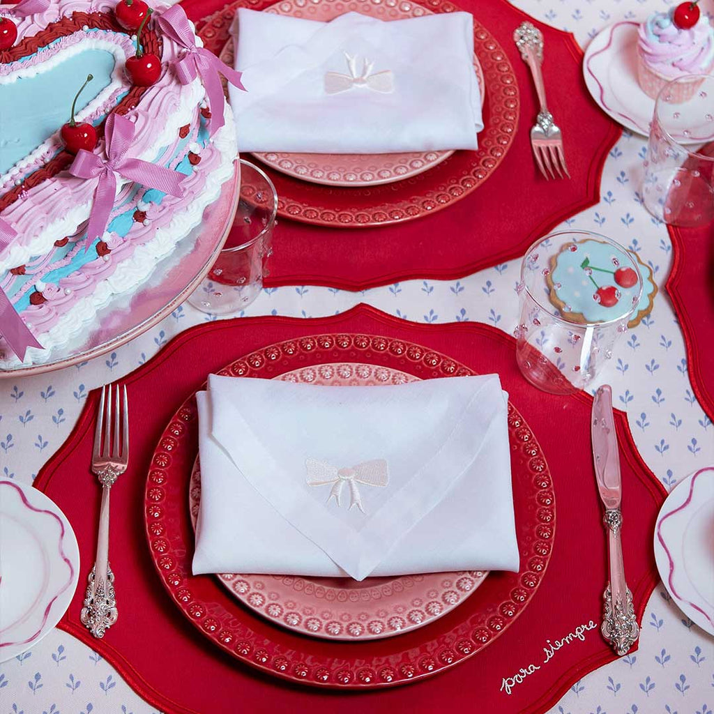 Set de Mantelería con Individuales Mystic de Algodón Rojo con Bordado "Para siempre" y Servilletas Bow en Lino Blanco Bordado con Moño Ivory. Para 4 personas