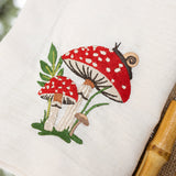 HONGO HARVEST ZASHPACK: Plato para Ensalada con Morilla y Borde de Ondas y Servilleta en Lino Color Crudo con Bordado de Hongos. Set para 4 personas