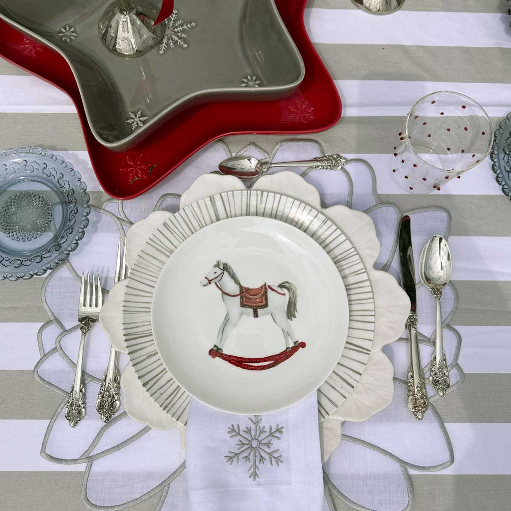 Plato Base de Geranio Bordallo Pinheiro en Blanco. Set de 4