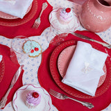 Set de Mantelería con Individuales Mystic de Algodón Rojo con Bordado "Para siempre" y Servilletas Bow en Lino Blanco Bordado con Moño Ivory. Para 4 personas