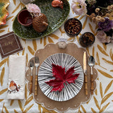 Individual Big Daisy de Yute con Orilla Bordada en Ivory y Servilleta en Lino Color Crudo con Bordado de Pajarito. Set para 4 personas