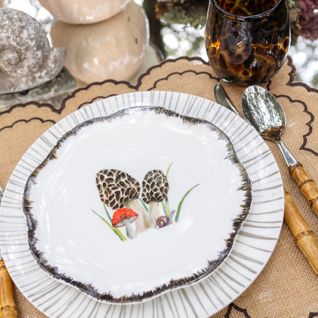 THE MAGIC MUSHROOM ZASHPACK: Set de Individuales Majo de Yute con Orilla Bordada en Café, Servilletas en Lino Color Crudo con Bordado de Hongo y Platos para Ensalada con Morillas. Set para 4 personas