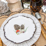 HONGO HARVEST ZASHPACK: Plato para Ensalada con Morilla y Borde de Ondas y Servilleta en Lino Color Crudo con Bordado de Hongos. Set para 4 personas