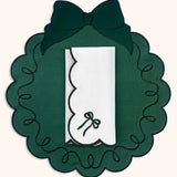Set de Mantelería con 4 Individuales Moño Verde con Terciopelo Verde y 4 Servilletas Daisy con Moño Verde. Colección Navidad.