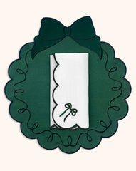 Set de Mantelería con 4 Individuales Moño Verde con Terciopelo Verde y 4 Servilletas Daisy con Moño Verde. Colección Navidad.