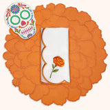 Set de Mantelería con 4 Individuales de Cempasúchil, 4 Servilletas Daisy de Cempasúchil y 4 Cocteleras de Calaverita de Azúcar