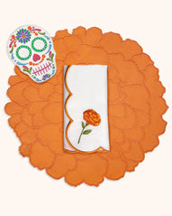 Set de Mantelería con 4 Individuales de Cempasúchil, 4 Servilletas Daisy de Cempasúchil y 4 Cocteleras de Calaverita de Azúcar