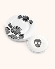 Set de Vajilla con 4 Platos Trinche Identidad Negro y 4 Platos Ensalada con Calavera