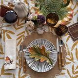 Individual Big Daisy de Yute con Orilla Bordada en Ivory y Servilleta en Lino Color Crudo con Bordado de Pajarito. Set para 4 personas