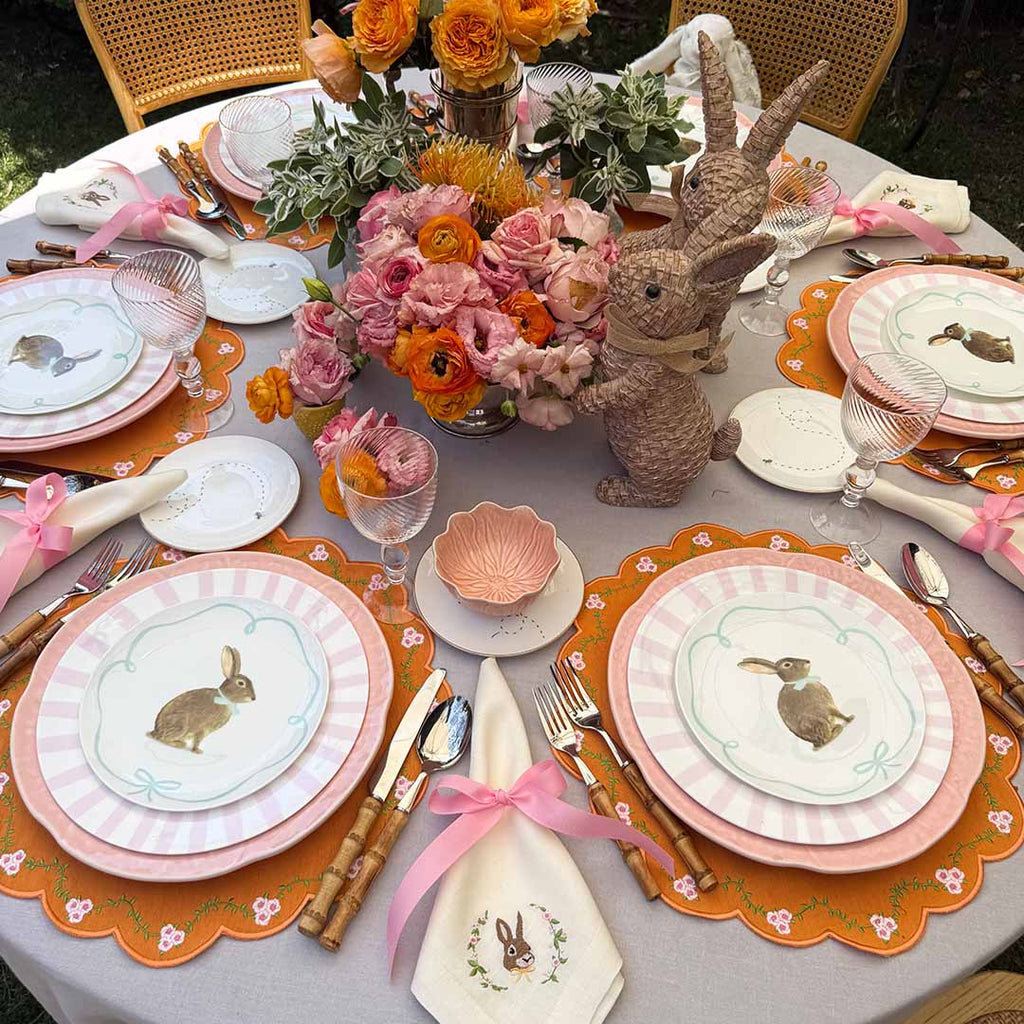 THE EASTER BUNNY ZASHPACK: Set con 4 Individuales Pily en Algodón Naranja con Bordado de Florecitas, 4 Servilletas Easter en Lino Ivory con Bordado de Conejo y 4 Platos para Ensalada con Conejo